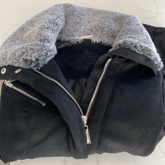 Worn once.  Warm.  Fits like a small to medium.  I am a 4-6. - Picture 3 of 3